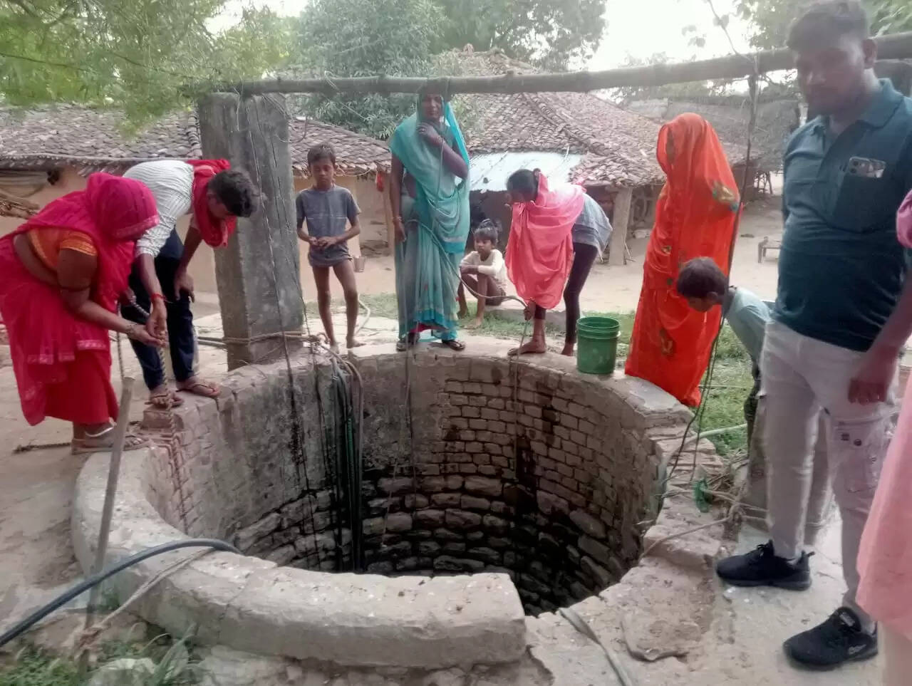 सूखे कंठों से निकल रही आह, गंदे कुएं से बुझ रही प्यास