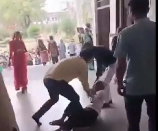 छतरपुर ज़िला अस्पताल में बुजुर्ग से मारपीट के मामले में चिकित्सक डॉ. राजेश मिश्रा, रेडक्रॉसकर्मी सेवा से पृथक