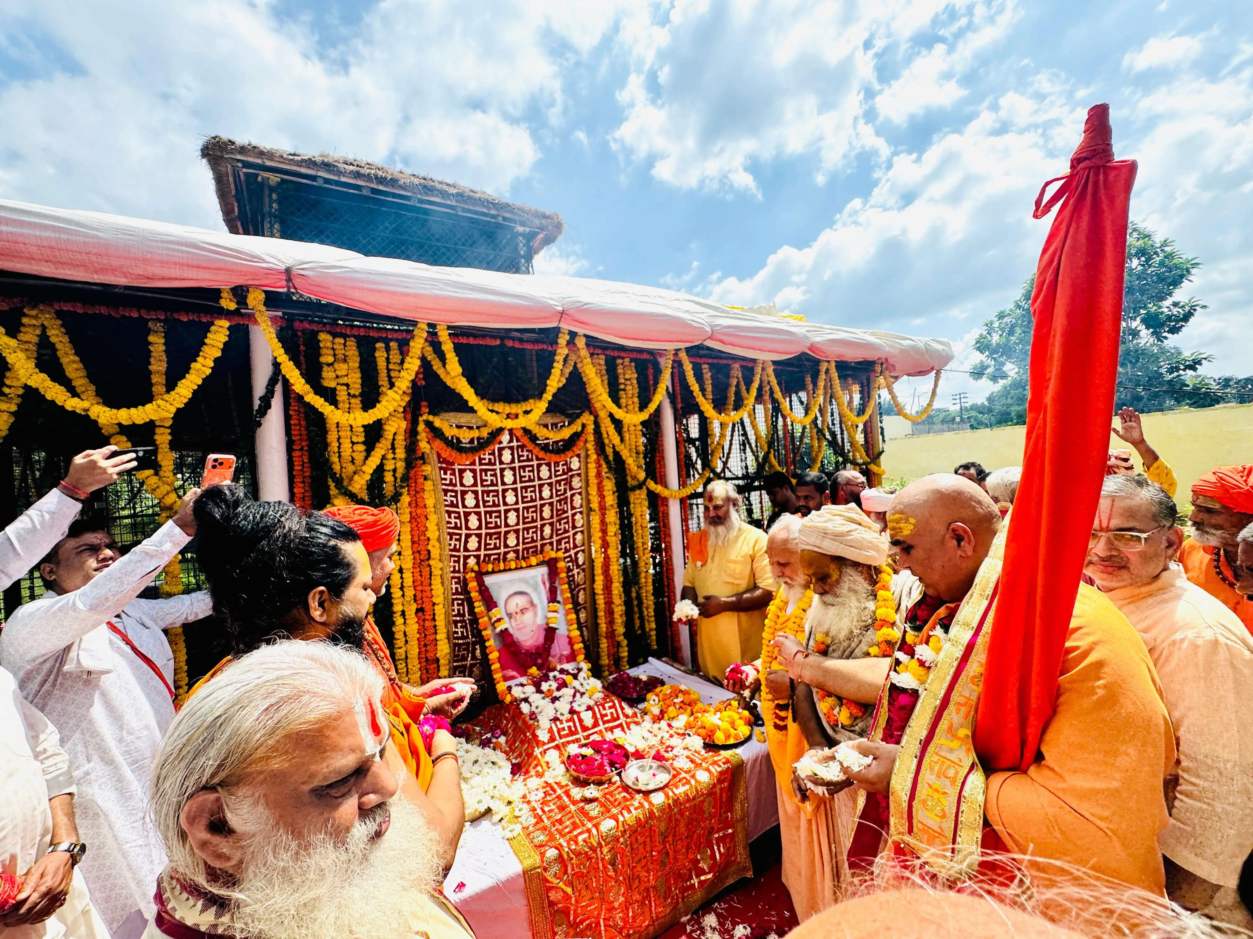 शंकराचार्य स्वामी निरंजनदेव तीर्थ की 30वीं पुण्यतिथि पर महासमागम, संत समाज राजनीतिक व सामाजिक हस्तियों का जमावड़ा