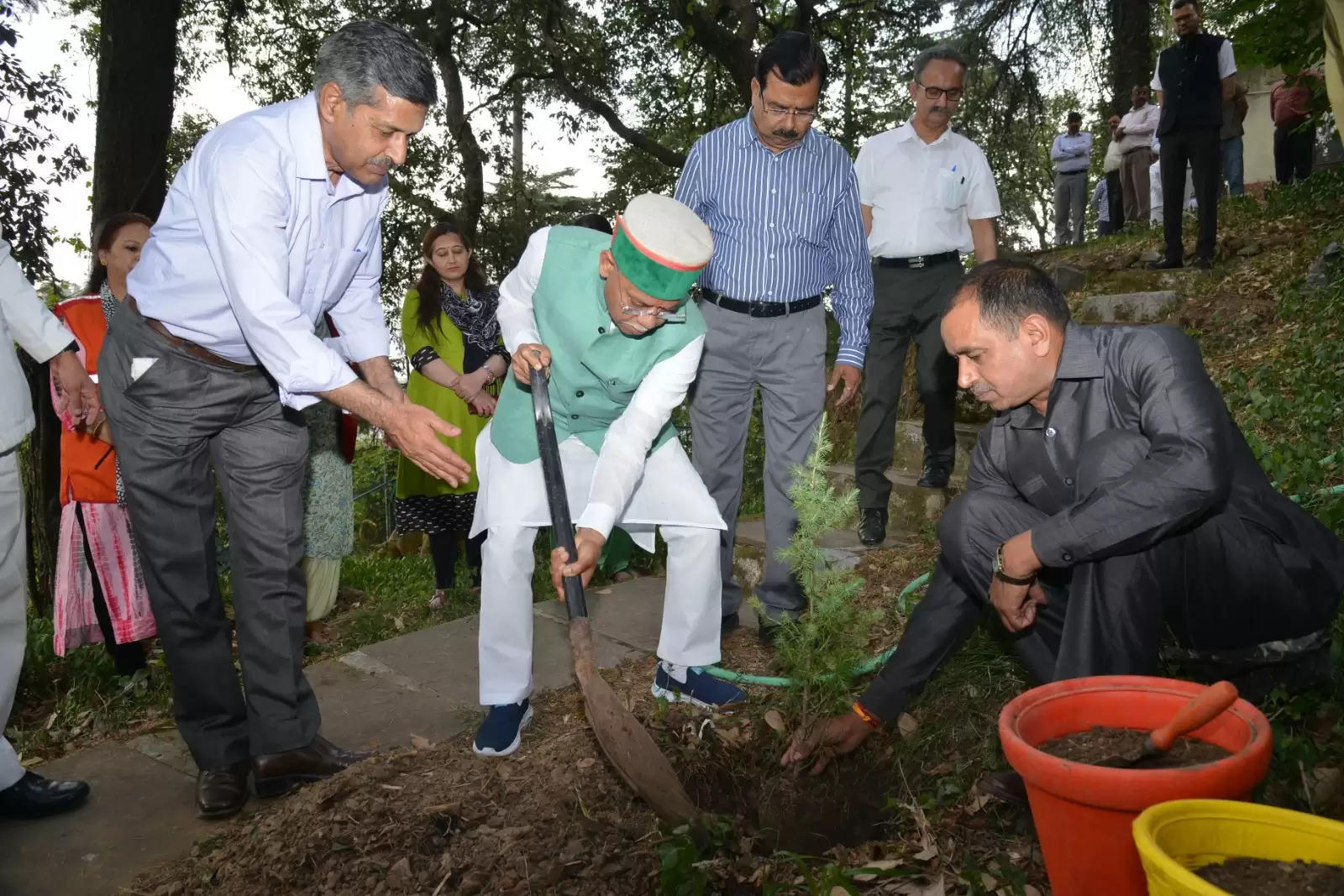 विश्व पर्यावरण दिवस पर राज्यपाल ने किया पौधारोपण