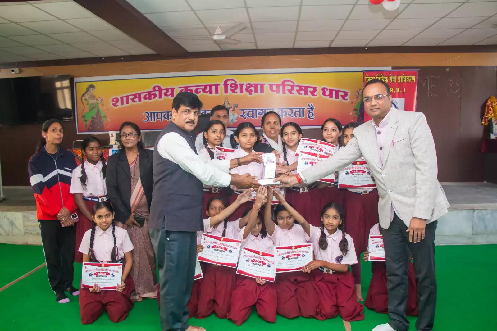 धारः वीरबाल दिवस पर बच्चों को सम्मानित किया गया