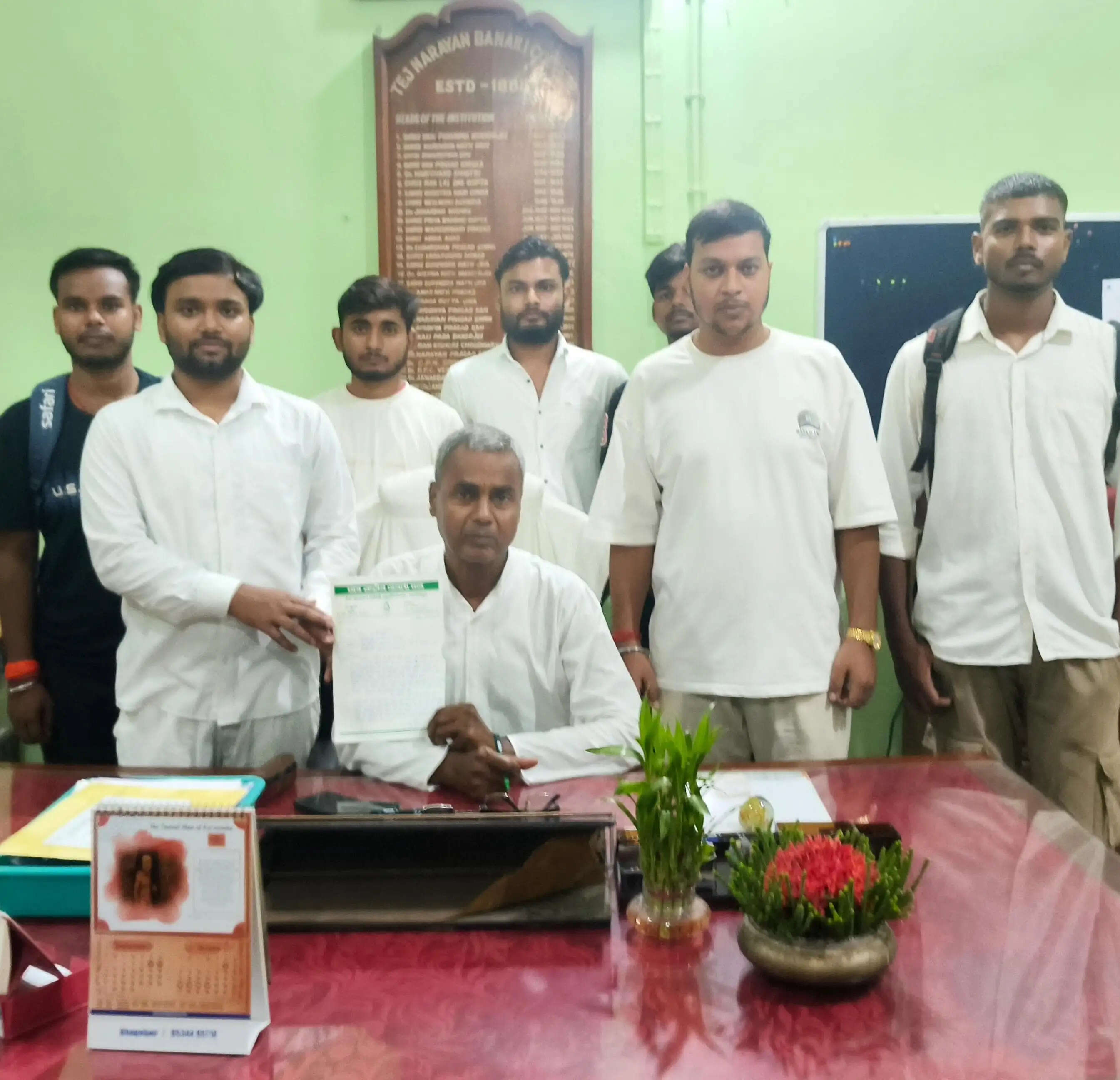 सेमेस्टर-3 के परीक्षा परिणाम में तकनीकी गड़बड़ी, छात्रों ने प्राचार्य को सौंपा ज्ञापन