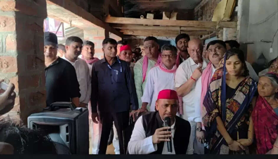 कन्नौज पहुंचे अखिलेश, करंट से मरने वाले बृजेश के परिवार को दी सहायता