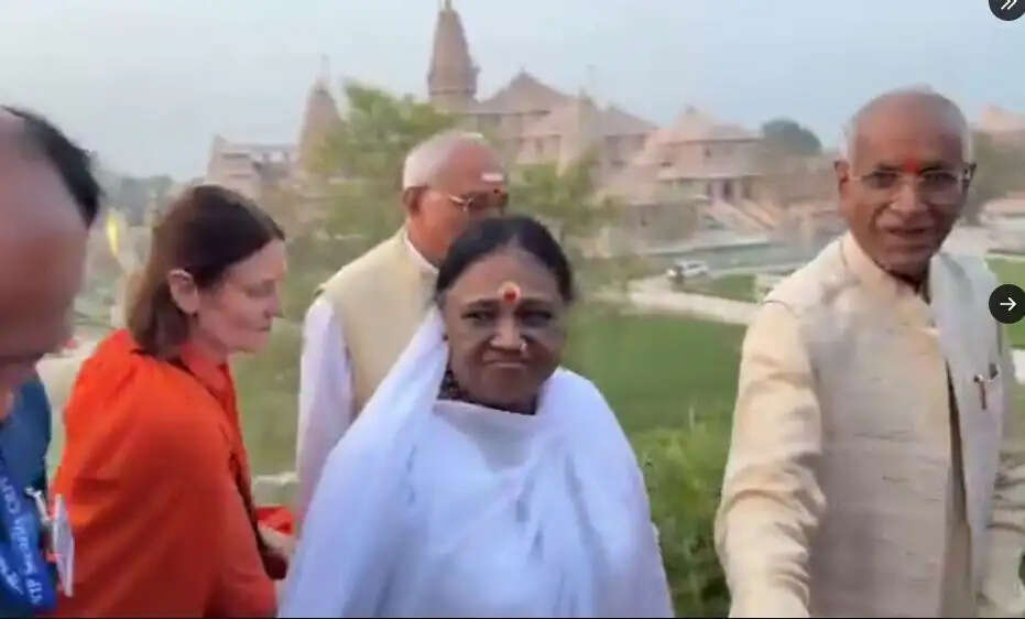 अमृतानंदमयी मां 1100 से अधिक भक्तों के साथ पहुंची अयोध्या