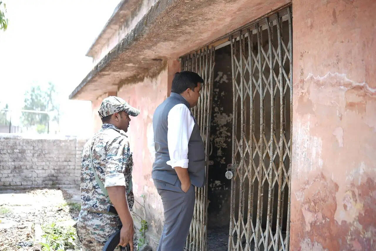 कोरबा कलेक्टर ने जर्जर भवन तोड़ने के दिए निर्देश, अपूर्ण निर्माण कार्य पर होगी कार्रवाई