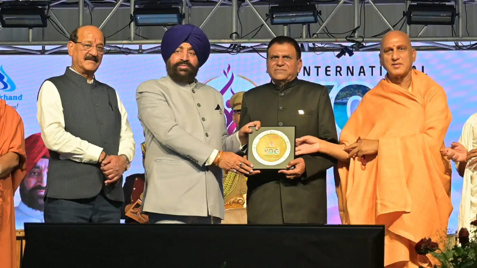 राज्यपाल ने किया रेड क्रॉस की राष्ट्रीय समिति के सदस्य डॉ चौधरी को सम्मानित