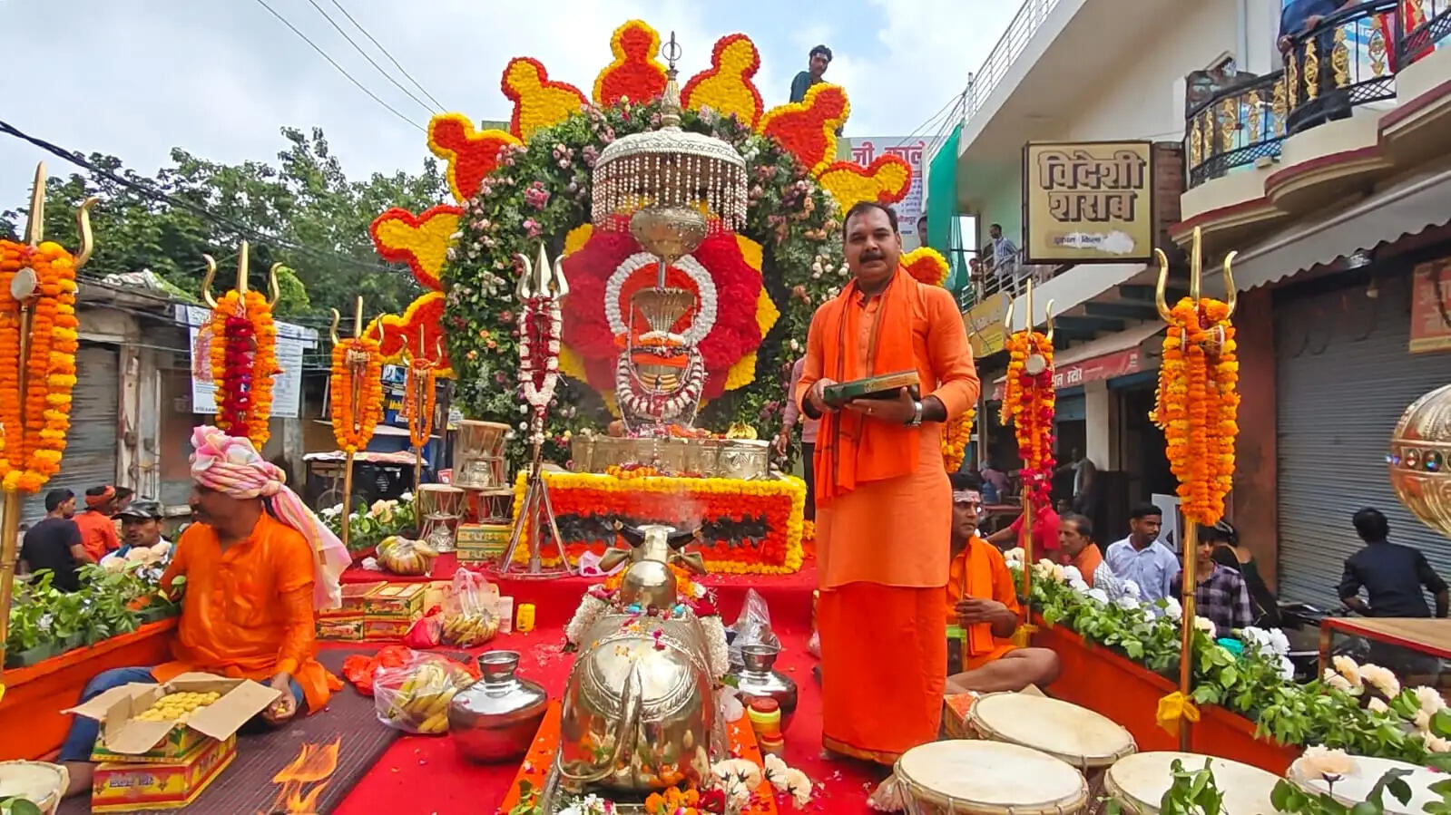 जाैनपुर में 40 वर्षों की परंपरा के साथ निकली बोल बम कांवरिया संघ की भव्य शोभायात्रा, बाबा बैद्यनाथ धाम के लिए रवाना हुए श्रद्धालु