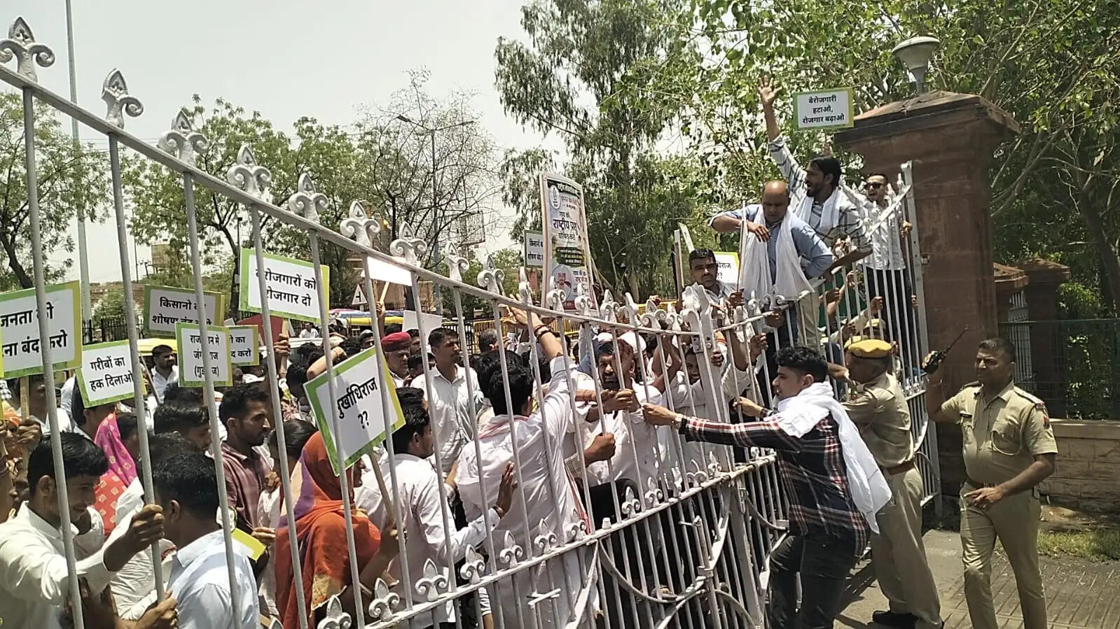 टेक्सटाइल फैक्ट्रियों को वापस शुरू करने की मांग को लेकर प्रदर्शन