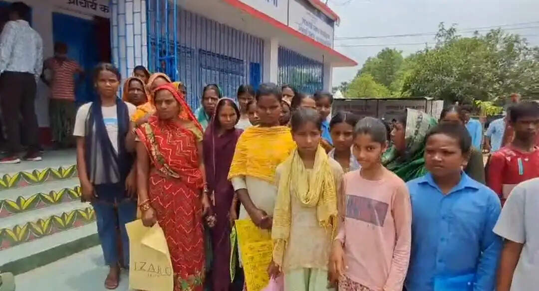 छात्रों का नामांकन नहीं होने से अभिभावकों में आक्रोश