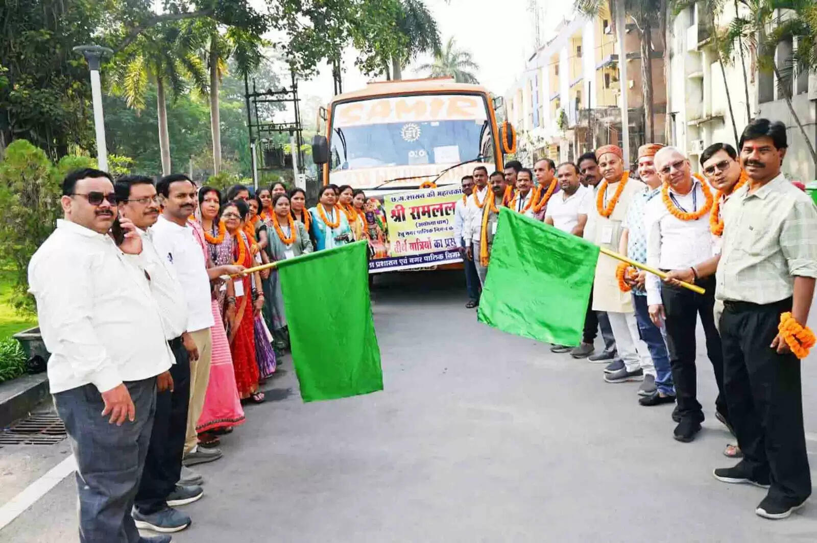 तीर्थयात्रियों का दल श्रीरामलला दर्शन हेतु अयोध्याधाम के लिये रवाना