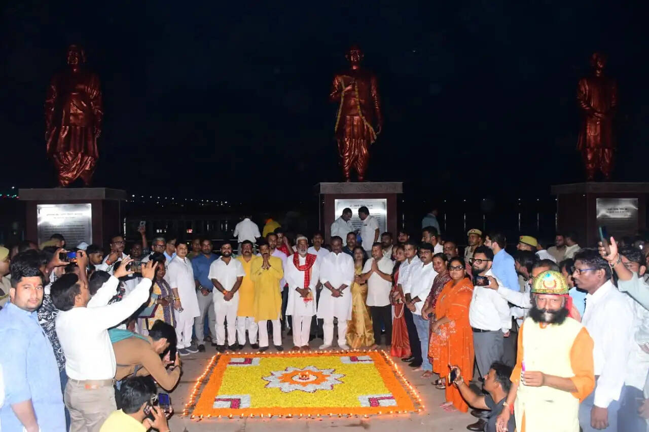 प्रयागराज के प्रमुख स्थलों पर जलाए गए ‘आशीर्वाद के दीये’ : स्वतंत्र देव सिंह