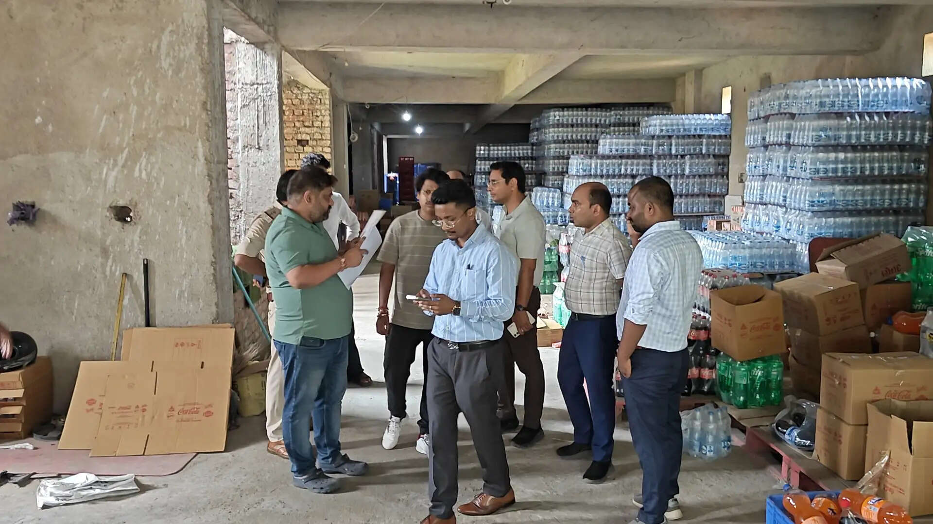 फैमिली मार्ट से जब्त 10 हजार एक्सपायरी कोल्ड ड्रिंक बोटल नष्ट