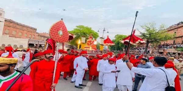 सिटी पैलेस से तालकटोरा तक निकली बूढ़ी गणगौर की शाही सवारी