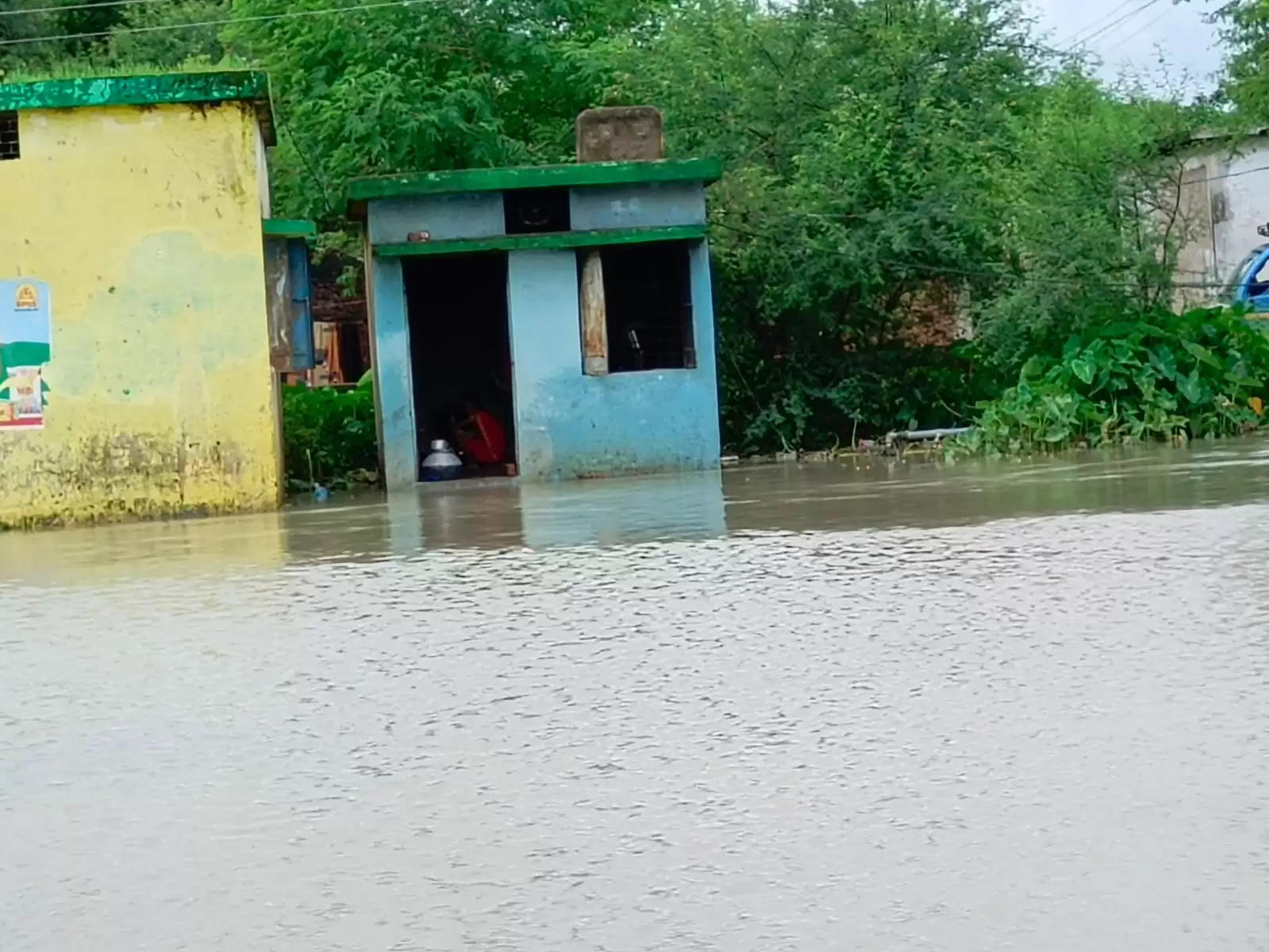 तेलिनसत्ती स्कूल परिसर में जलभराव, छात्रों व शिक्षकों को हो रही काफी परेशानियां