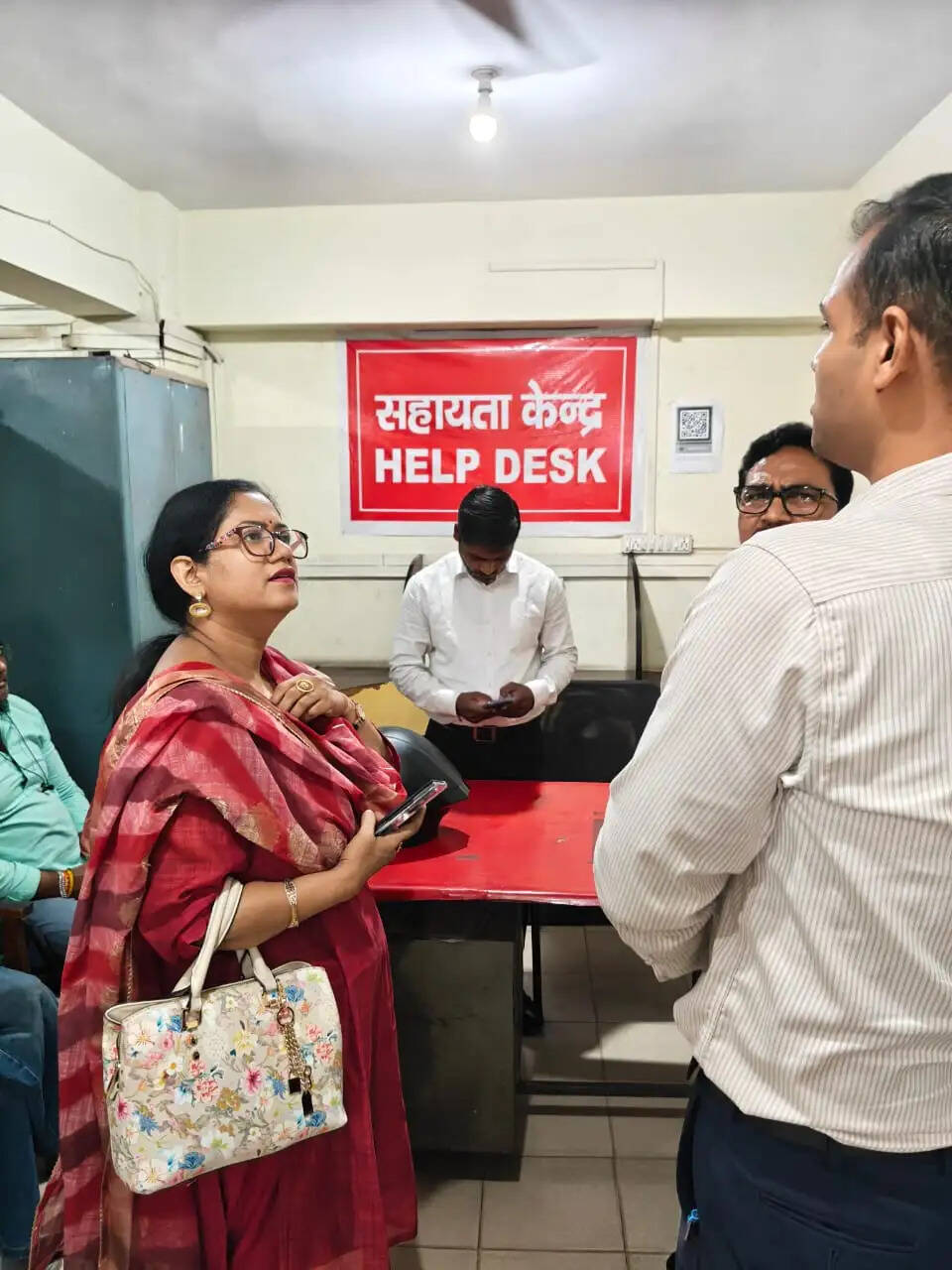 अपर परिवहन आयुक्त (प्रशासन) ने परिवहन विभाग के विस्तार पटल का किया औचक निरीक्षण, दो कर्मचारी मिले अनुपस्थित