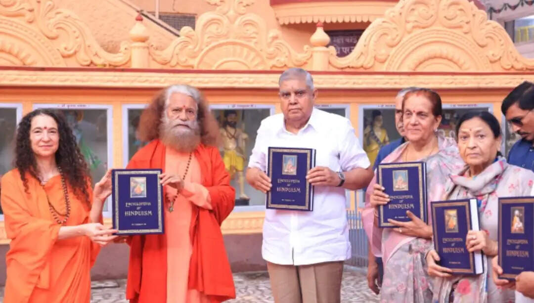 सनातन ज्ञान परंपरा के 11 खंडों के विश्वकोश ‘इनसाइक्लोपीडिया ऑफ हिन्दूइज्म’ धनखड़ को भेंट