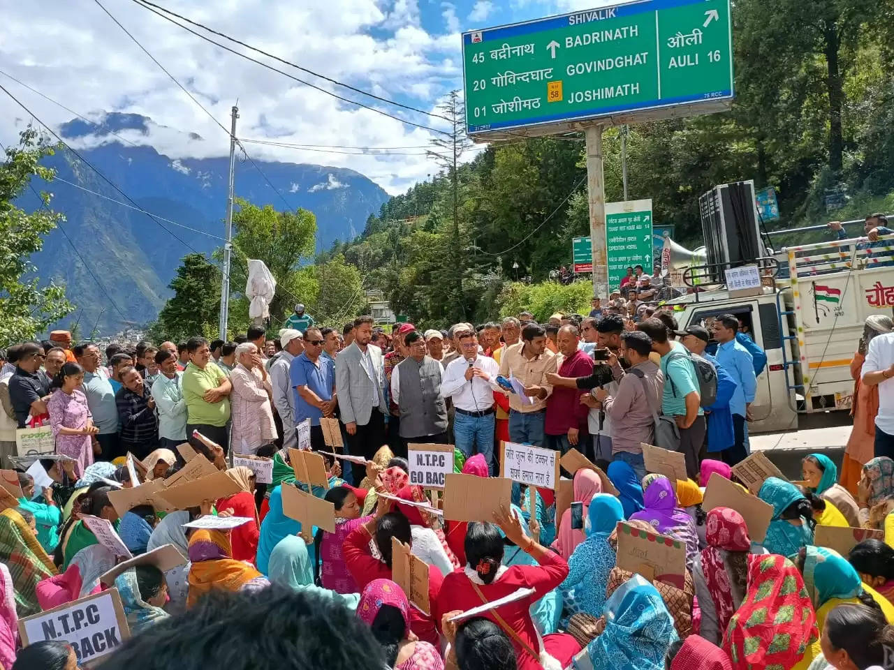 जोशीमठ भू-धंसाव पीड़ितों का चक्का जाम, चेताया- कार्रवाई नहीं हुई तो आंदोलन ही एकमात्र विकल्प