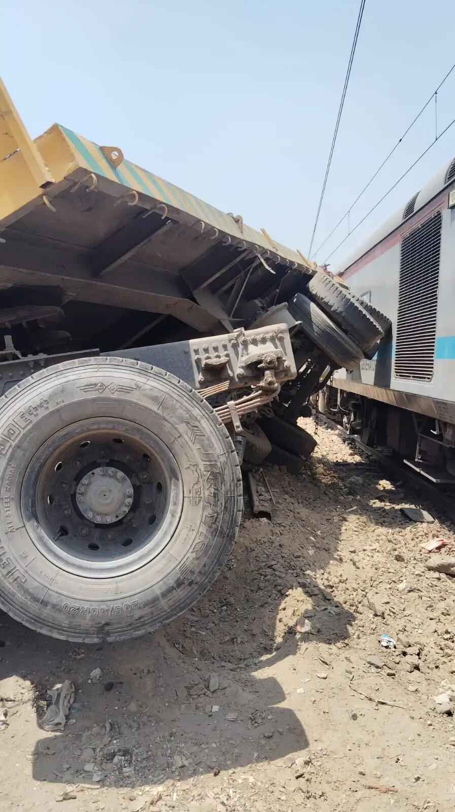 सराय रोहिल्ला में ट्रेन के इंजन से टकराया ट्रक