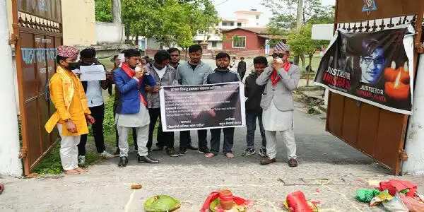 नेपाल के वामपंथी छात्र संगठनों ने शंख घोष और स्वस्ति वाचन के साथ किया विरोध प्रदर्शन