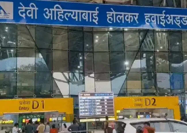 यात्री सुविधा के मामले में फिसड्डी साबित हो रहा इंदौर एयरपोर्ट, देश में छठवें से 13वें नंबर पर पहुंचा