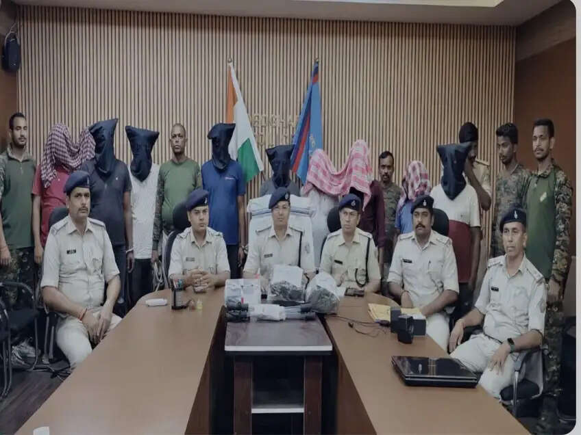 वर्दी पहनकर साइबर पुलिस बन लूट मचाने वाले गिरोह के 10 आरोपित गिरफ्तार
