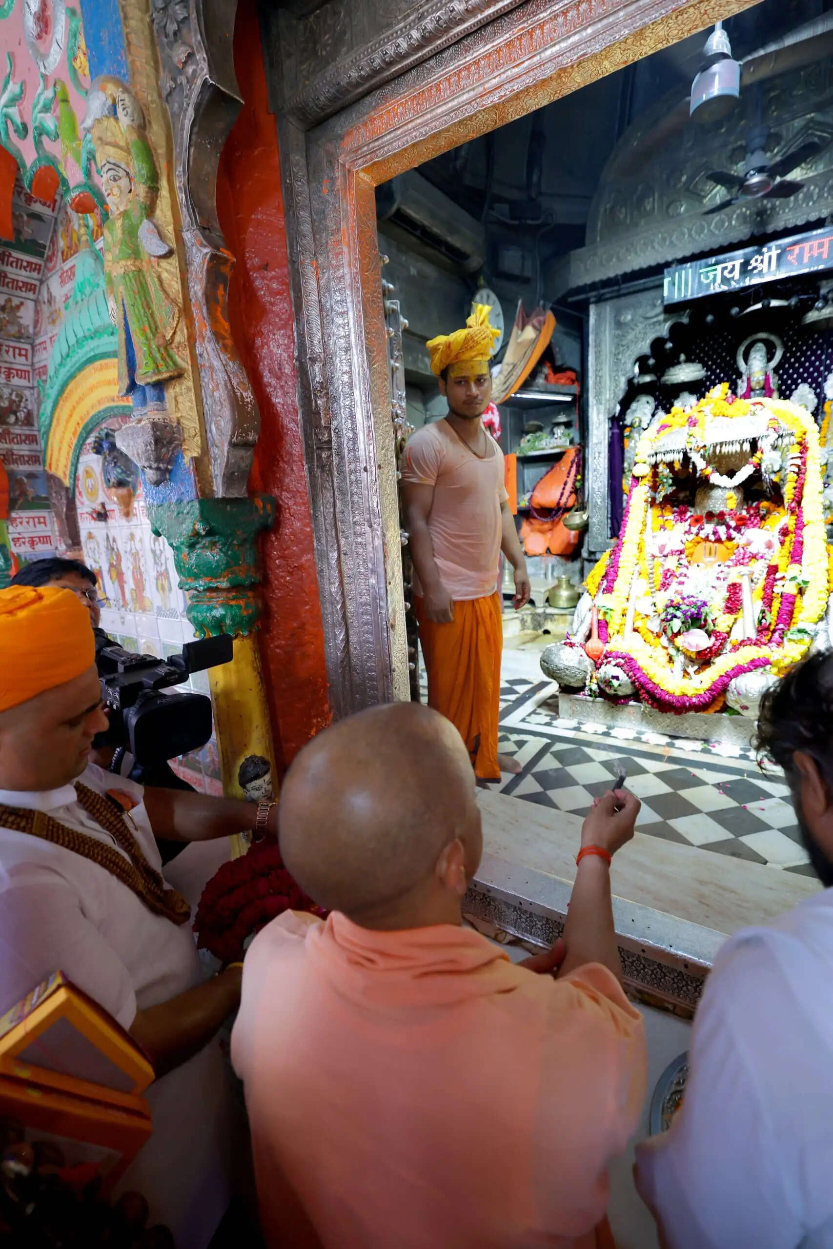 मुख्यमंत्री योगी&nbsp; ने अयोध्या में ब्रह्मलीन महंत परमहंस रामचंद्र दास महाराज की पुण्यतिथि पर अर्पित की श्रद्धांजलि