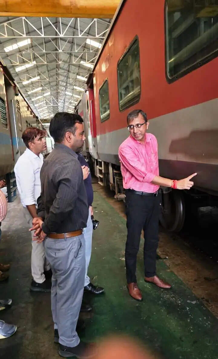 बनारस कोचिंग डिपो में सुरक्षा उपकरणों की जांच, डीआरएम ने दिए नियमित निगरानी के निर्देश