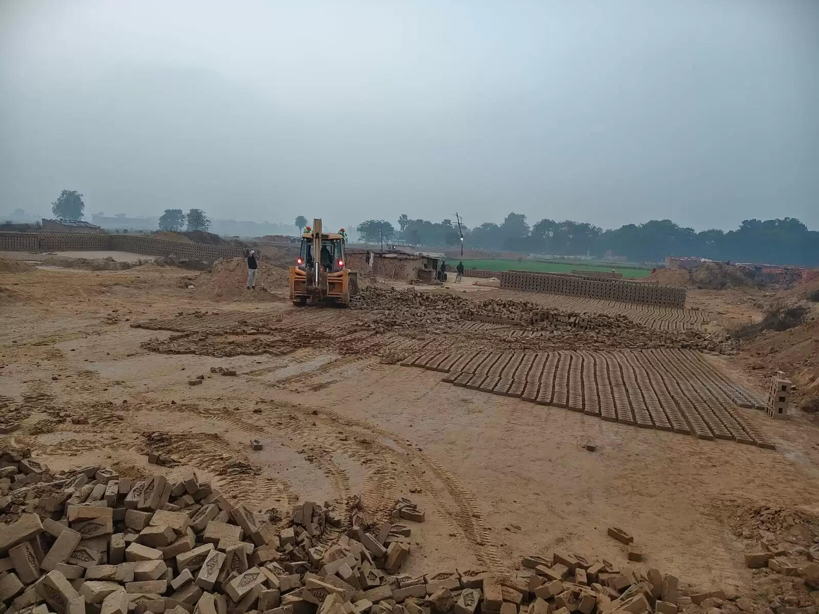 विनिमय शुल्क जमा न करने पर चार ईंट भट्ठों पर कार्रवाई, संचालन रोका गया