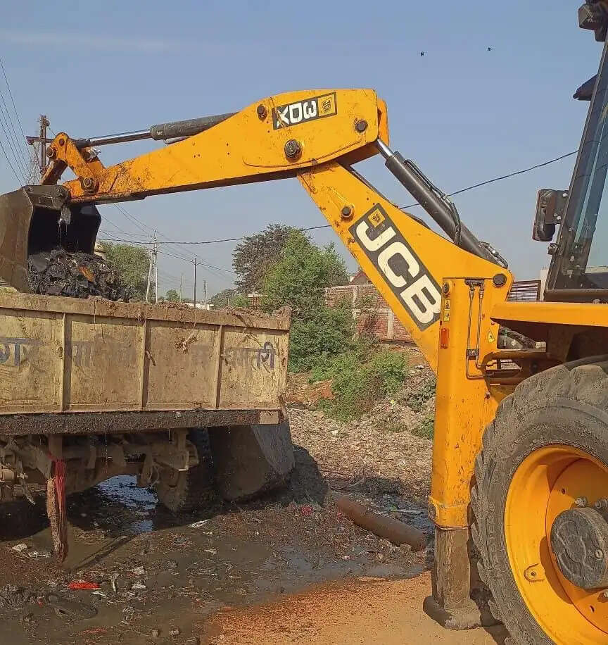 वर्षा पूर्व निकासी नालियों की सफाई ने पकड़ा जोर, कर्मचारी जुटे