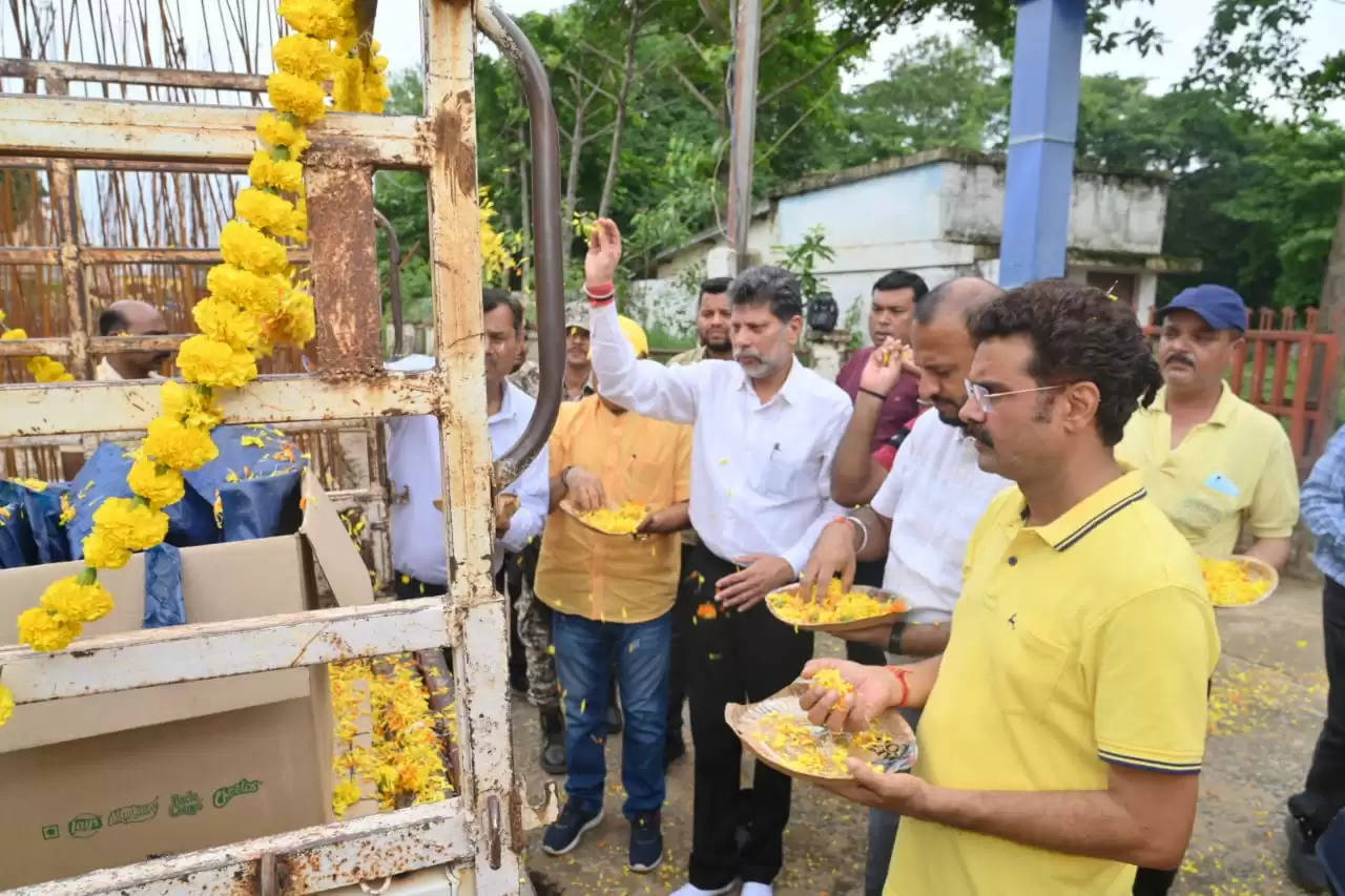 कोरोना में अज्ञात 8 लोगों की मृत्यु के बाद प्रशासन ने उनकी अस्थियों को विसर्जन के लिए किया रवाना