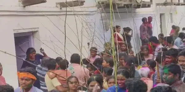 रंग पंचमी पर पंतोरा में अनोखी लट्ठमार होली, कुंवारी कन्याएं अभिमंत्रित बांस की छड़ियों से निभाती हैं सदियों पुरानी परंपरा