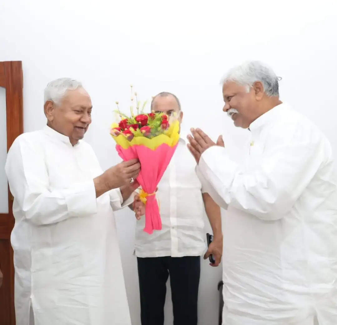 जदयू के राष्ट्रीय अध्यक्ष नीतीश कुमार से मिले प्रदेश अध्यक्ष खीरू महतो