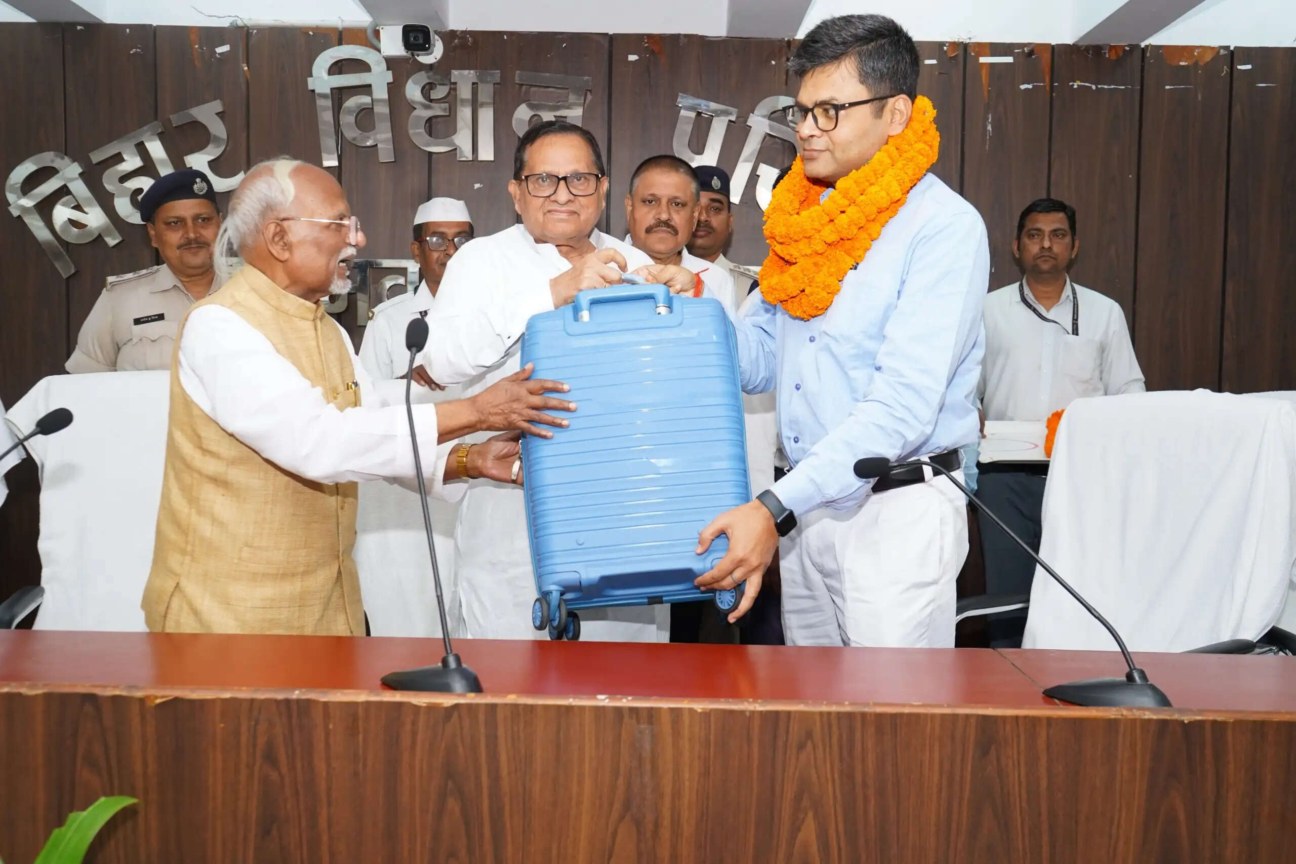 बिहार विधान परिषद के सचिव अखिलेश कुमार झा को विदाई, सीतामढ़ी जिला जज बनने पर दी शुभकामनाएं