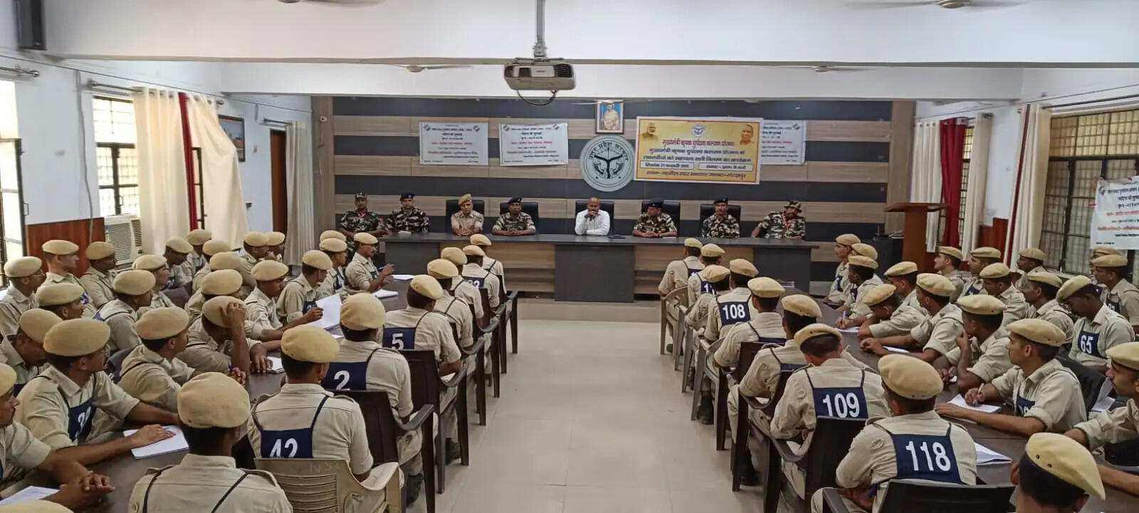 नायब तहसीलदार भागीरथी सिंह ने राजस्थान पुलिस कर्मियाें काे कार्यप्रणाली से कराया अवगत