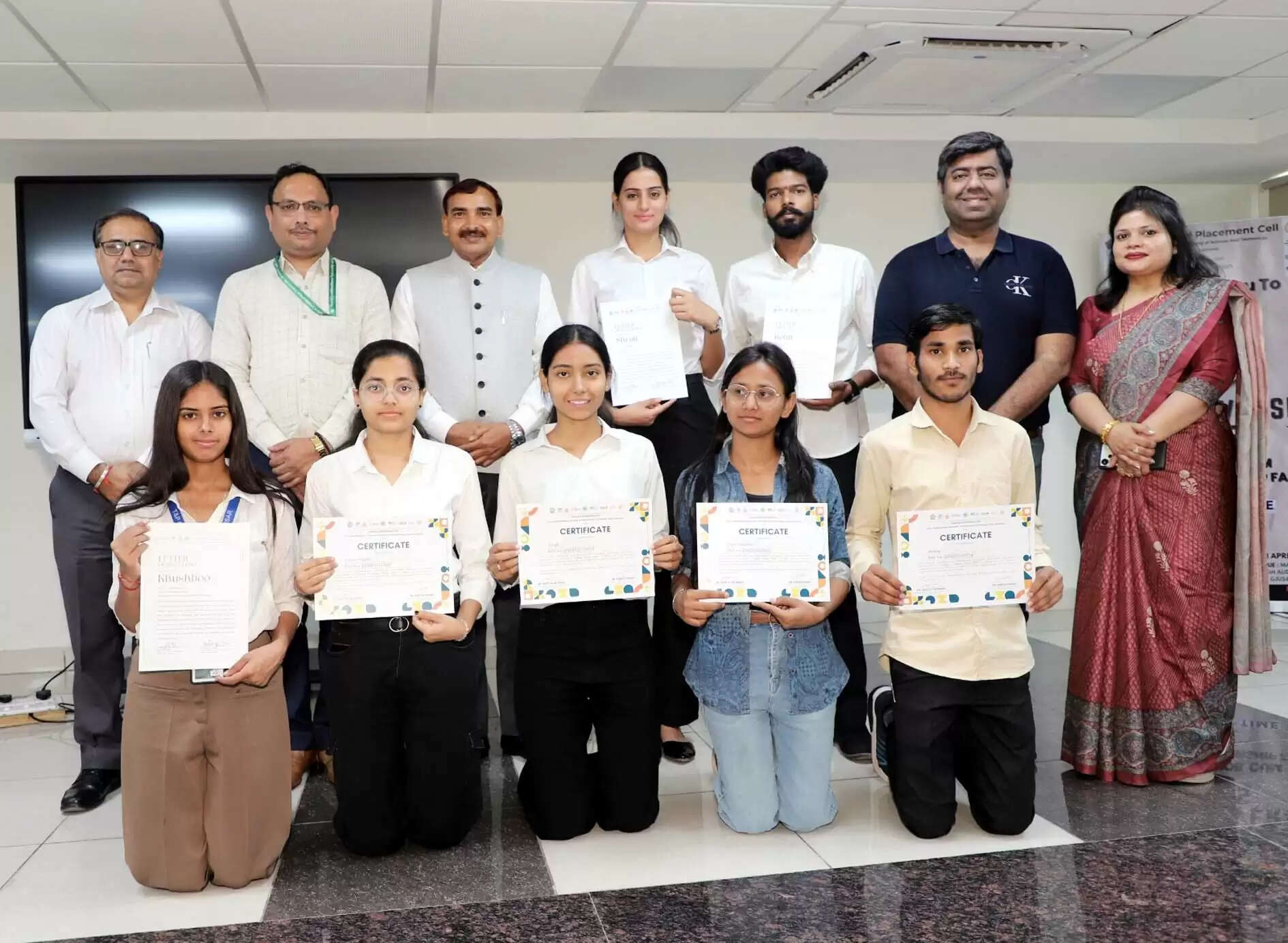 गुजविप्रौवि में कैरियर वर्सेस 2025 के स्वयंसेवकों के लिए सम्मान समारोह आयोजित