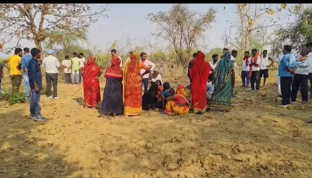 घर से बाहर ले जाकर वृद्ध की गोली मारकर हत्या