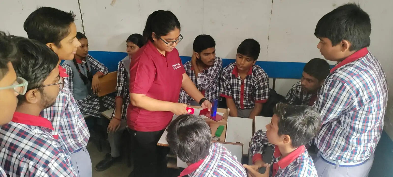 प्रकाशिकी को समझने के लिए छात्रों ने किए प्रयोग, रोजमर्रा की जिंदगी से जोड़े अनुप्रयोग