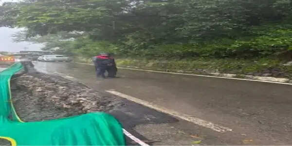 दून-मसूरी मार्ग पर भारी वाहनों की आवाजाही प्रतिबंधित, धारचूला-तवाघाट मार्ग पर यातायात सुचारू