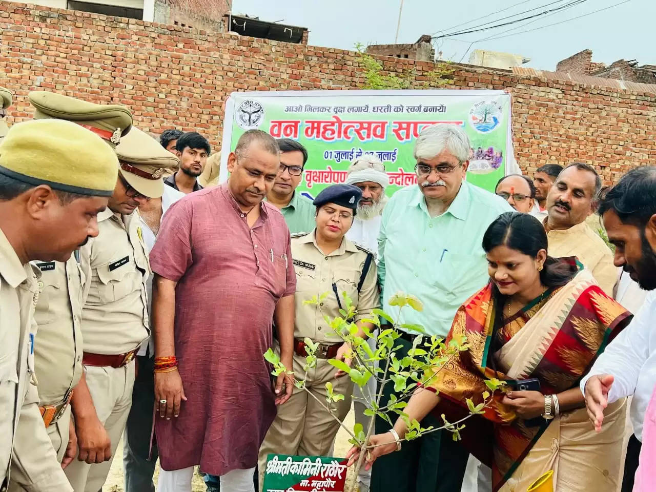 एक पेड़ मां के नाम: पौधारोपण कर वन महोत्सव कार्यक्रम का हुआ शुभारंभ