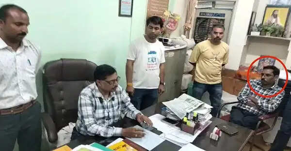 नीमच:&nbsp;रिलीव होने से पहले लोकायुक्त के शिकंजे में आए दो अधिकारी, एक लाख रुपये&nbsp;की&nbsp;रिश्वत लेते गिरफ्तार