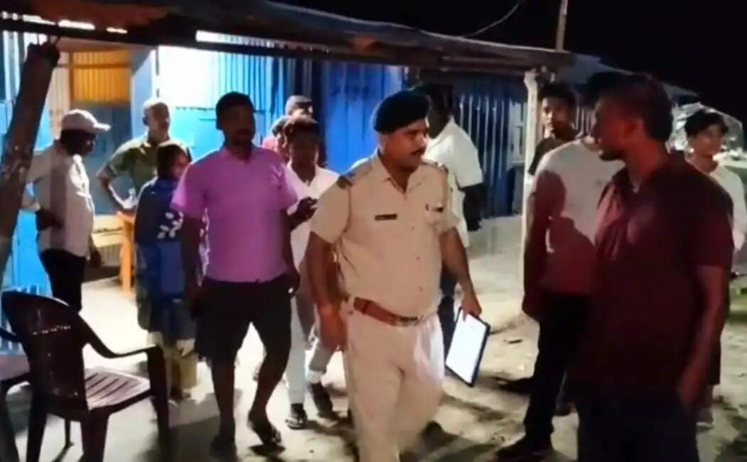 उफनती कोशी नदी में छलांग लगाकर एक मजदूर ने विवाहिता की बचाई जान