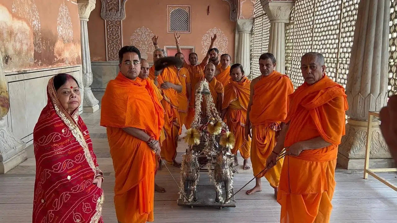 गोविंद देव जी मंदिर में देवउठनी एकादशी महोत्सव: श्री जी को धारण कराई लाल जामा की पोशाक