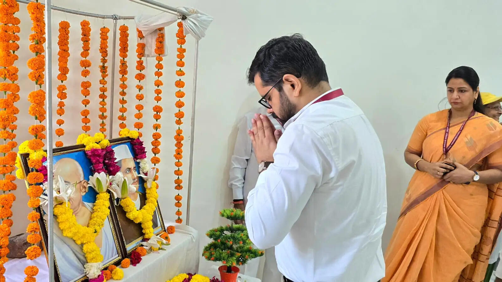 गांधी-शास्त्री जयंती पर जिलाधिकारी ने सफाई कर्मियों के साथ किया ध्वजारोहण