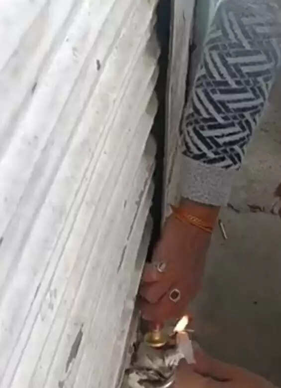 नगर निगम की सख्ती: 7 साल से बकाया टैक्स न चुकाने पर दुकानें सील, बाद में कई खोली गई