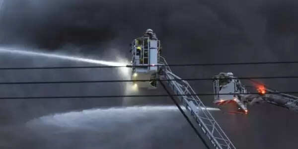 टोक्यो के हानेडा हवाई अड्डे के पास लगी आग, उड़ानें प्रभावित