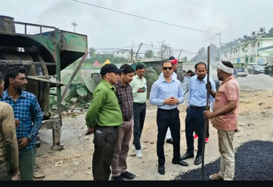 गड्ढा भरान में घटिया सामग्री मिलने पर जिलाधिकारी नाराज, अधिकारियों को दिए सख्त निर्देश