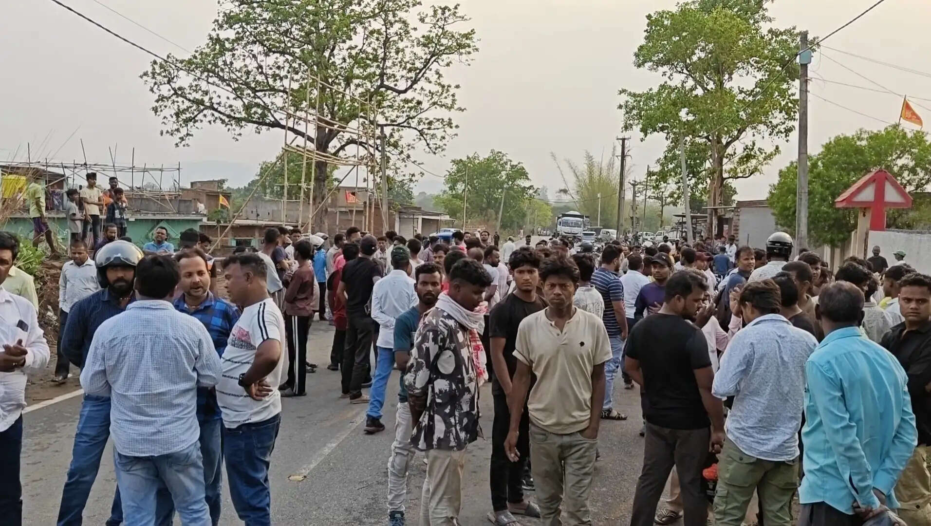 एक्सप्लोसिव वैन ने स्कूटी को मारी टक्कर, दो की मौत