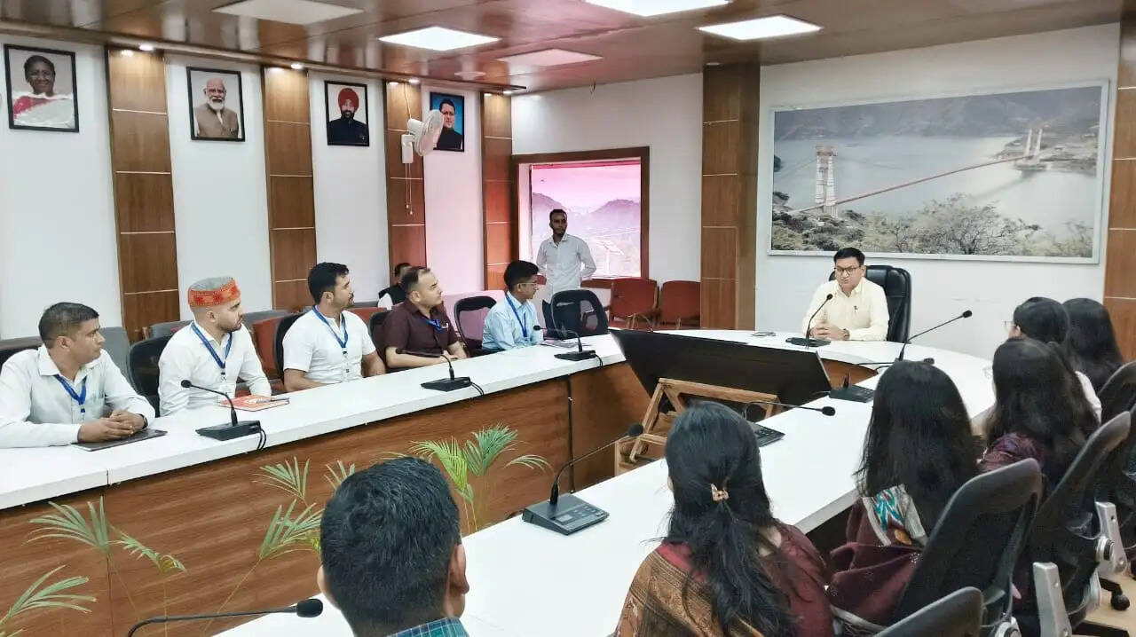 पीसीएस में चयनित अधिकारियों ने एडीएम से लिया प्रशासनिक अनुभव