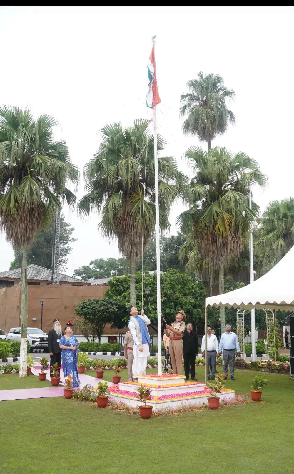 मुख्यमंत्री धामी ने सरकारी आवास में किया ध्वजारोहण, दिलाई राष्ट्रीय एकता की शपथ