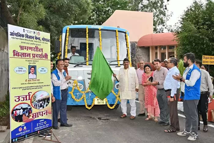 स्कूली बच्चों को भी दिखायें चलित विज्ञान प्रदर्शनी : जनजातीय कार्य मंत्री डॉ. शाह